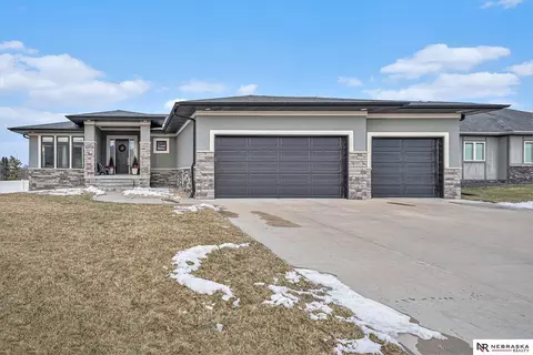 6220 Bridle Ln, Lincoln, NE 68516