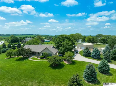 22335 Pine Hill Dr, Gretna, NE 68028