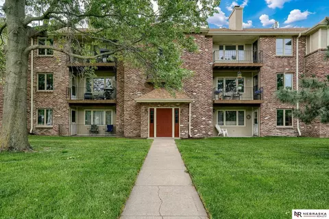 4321 S 58th St #11, Lincoln, NE 68516