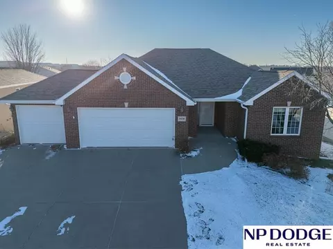 9439 Benziger Dr, Lincoln, NE 68526