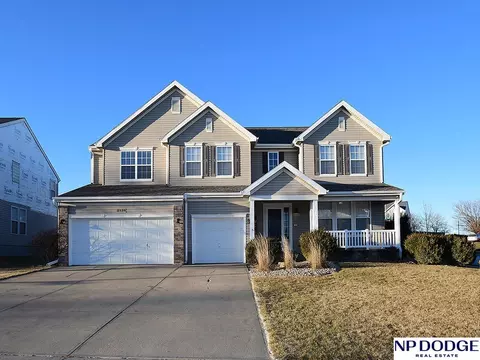 2120 Glacier Dr, Papillion, NE 68046