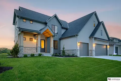 10902 N 171st St, Bennington, NE 68007
