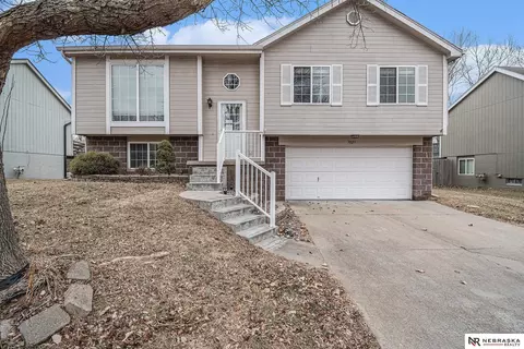 7823 Bondesson St, Omaha, NE 68122