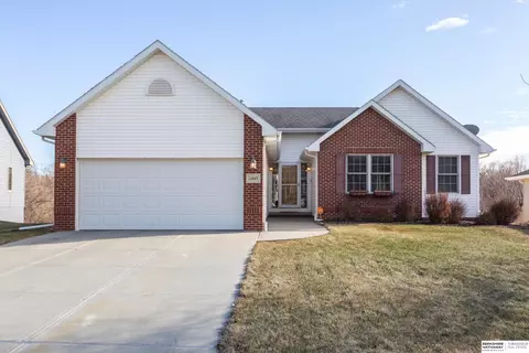 21445 Parkview Dr, Gretna, NE 68028