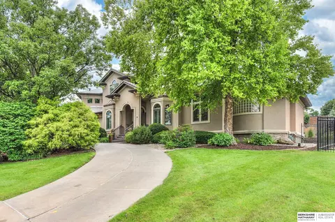 930 N 143rd Avenue Cir, Omaha, NE 68154