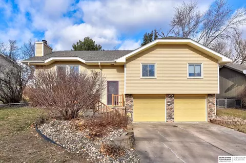 340 Windsor Dr, Papillion, NE 68046