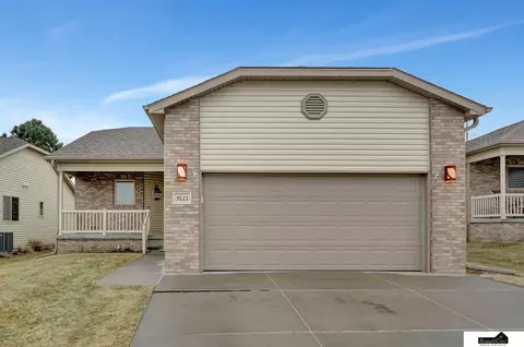 9111 Chalk Hill Dr, Lincoln, NE 68526