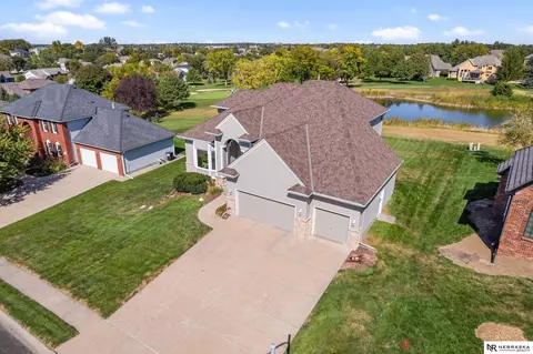 908 Bailey Dr, Papillion, NE 68046