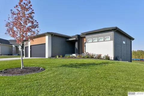 18504 Wirt Cir, Elkhorn, NE 68022
