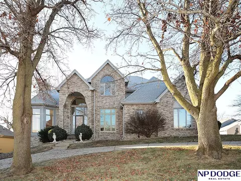 2913 Courtney Dr, Bellevue, NE 68123