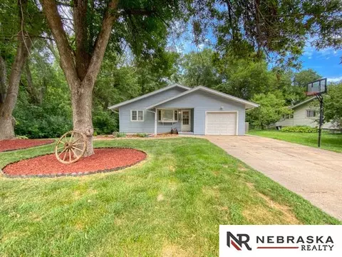 3209 Cottonwood Ln, Omaha, NE 68134