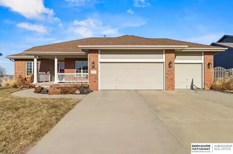 1914 Apollo Ln, Papillion, NE 68133