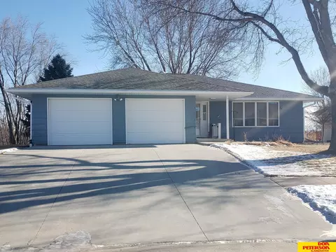607 E Neu Fam Dr, Hartington, NE 68739
