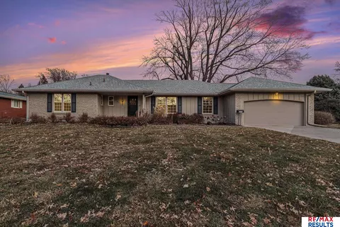 2275 Royal Wood Dr, Omaha, NE 68144