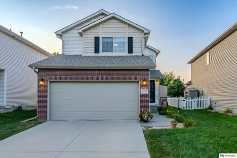 9314 Forest Glen Dr, Lincoln, NE 68526