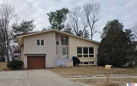621 Driftwood Dr, Lincoln, NE 68510