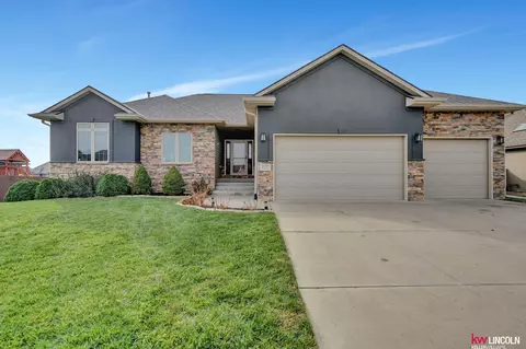 3025 Tree Line Dr, Lincoln, NE 68516