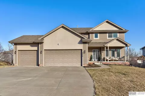 4214 Heartland Dr, Bellevue, NE 68123