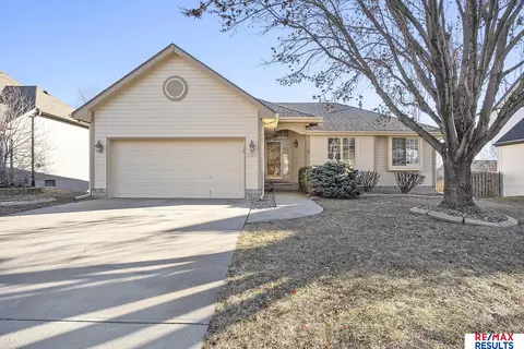 301 Castle Pine Dr, Papillion, NE 68133
