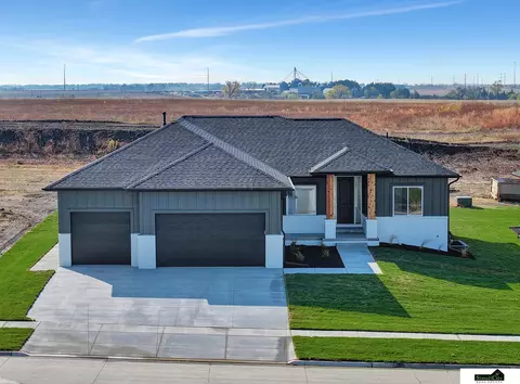 8801 Dragonfly Ln, Lincoln, NE 68526