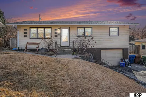 105 Cedar St, Bellevue, NE 68005