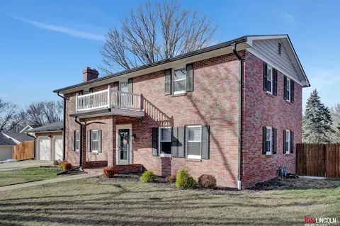 8110 Trendwood Dr, Lincoln, NE 68506