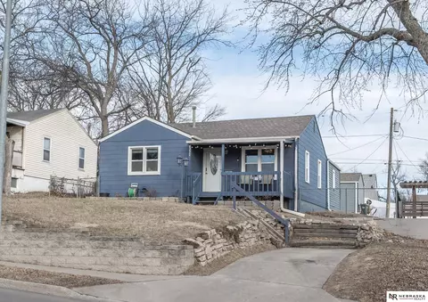 8332 Park Dr, Ralston, NE 68127