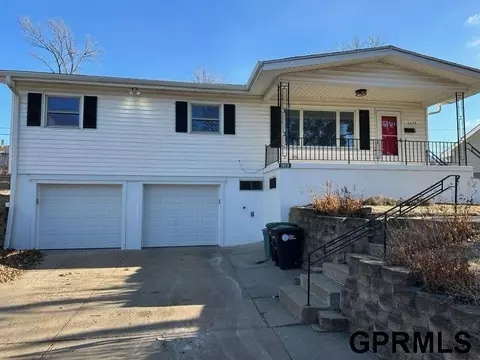1619 Hillside Dr, Omaha, NE 68114