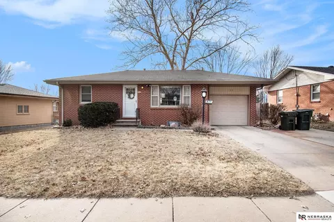 611 Skyway Rd, Lincoln, NE 68505