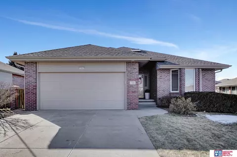 7201 Sugar Creek Cir, Lincoln, NE 68516