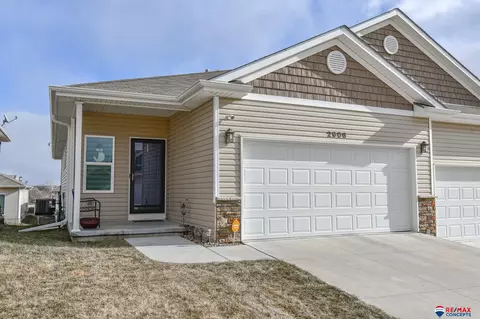 2906 Wagon Dr, Lincoln, NE 68507