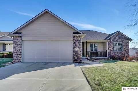 7700 Greycliff Dr, Lincoln, NE 68516