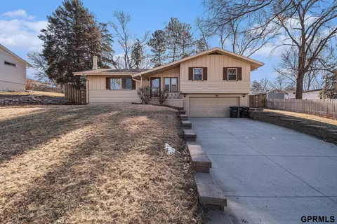 10021 Pinkney St, Omaha, NE 68134