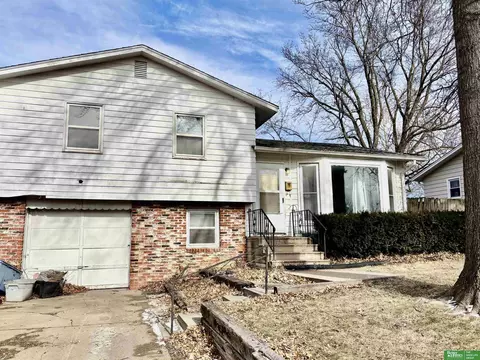 6640 Crown Point Ave, Omaha, NE 68104