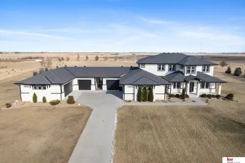 1282 Piedmont Dr, Nickerson, NE 68044