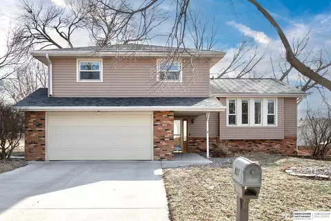 801 Tara Rd, Papillion, NE 68046