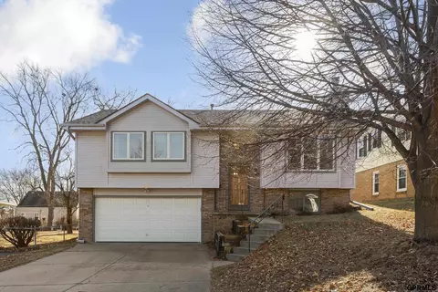 5135 Pacific St, Omaha, NE 68106