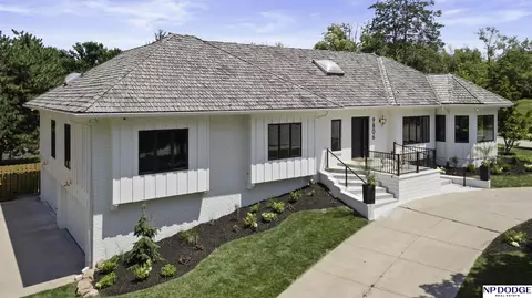 9806 Harney Pkwy N, Omaha, NE 68114