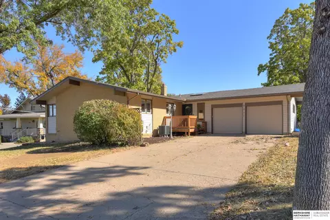 3211 Paddock Rd, Omaha, NE 68124 photo 2