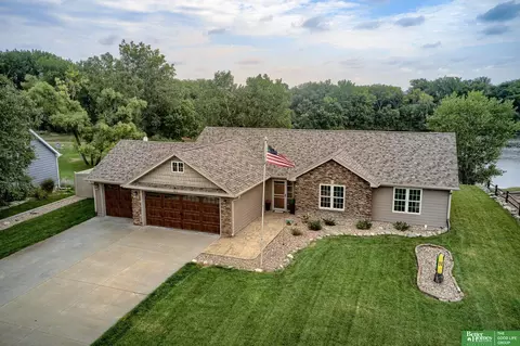 813 Spring Lake Cir, Mccool Junction, NE 68401
