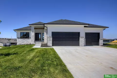 11026 Ranch Dr, Papillion, NE 68046