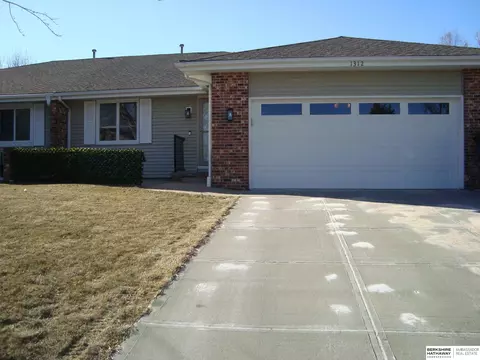 1312 Edgewood Blvd, Papillion, NE 68046