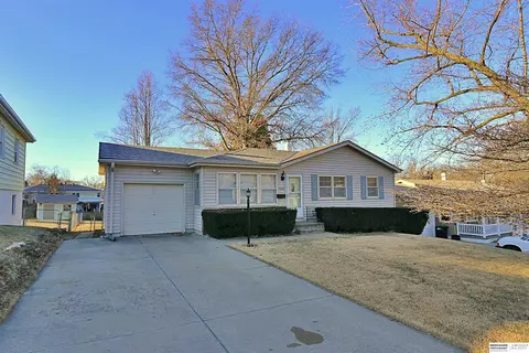7605 Valley St, Omaha, NE 68124