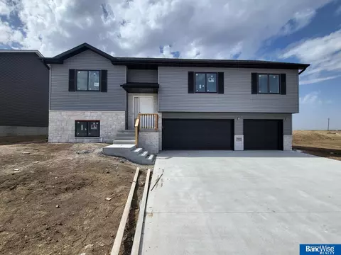 5833 SW 9th St, Lincoln, NE 68523