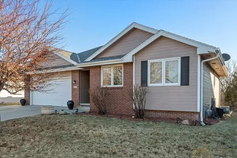 215 Happy Hollow Cir, Council Bluffs, IA 51503