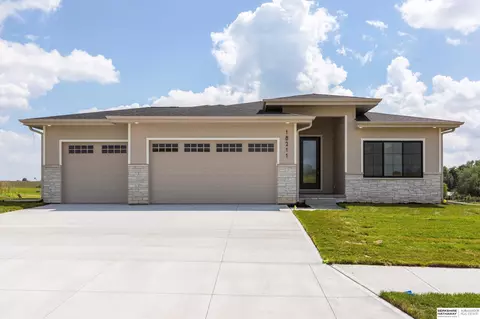 18211 Acorn Dr, Gretna, NE 68028