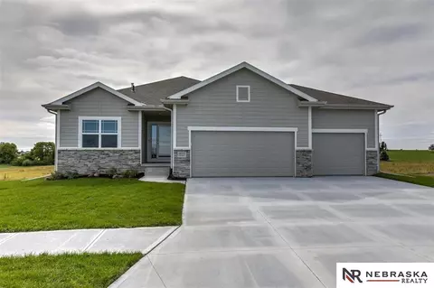 11164 Portage Dr, Papillion, NE 68046