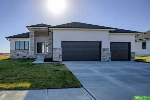 12363 Lake Vista Dr, Papillion, NE 68046