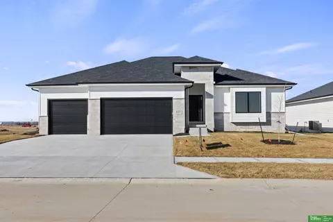 12376 Windsor Dr, Papillion, NE 68046