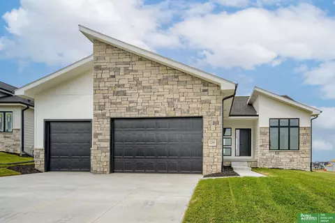 12364 Windsor Dr, Papillion, NE 68046